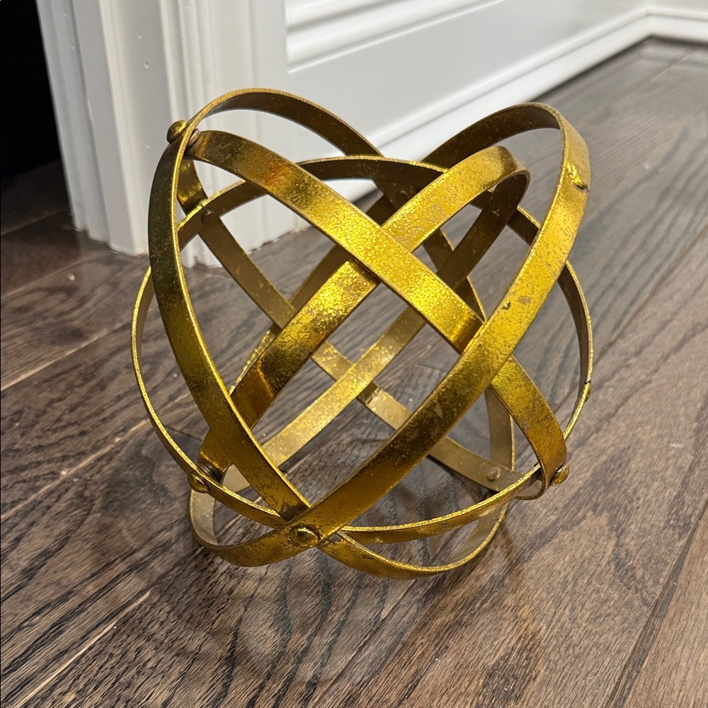 Gold table decor